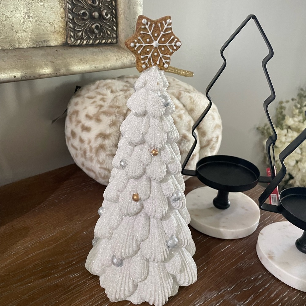 WHITE GLITTERY CHRISTMAS TREE WITH GINGERBREAD STAR TOPPER - Picture 3 of 5